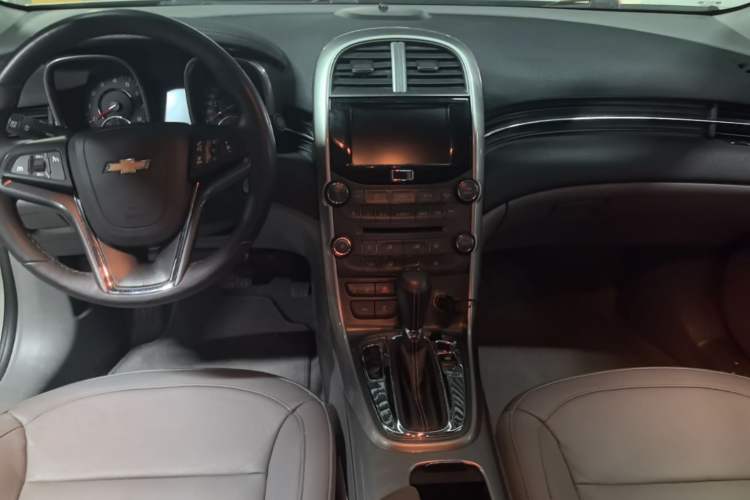 Used Chevrolet Malibu 2014 2.0L Automatic Luxury Edition Center Console