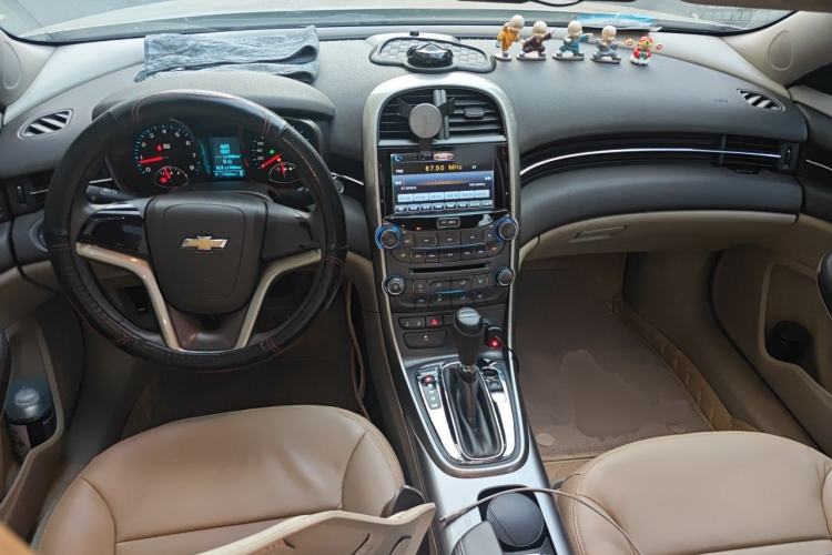 Used Chevrolet Malibu 2014 2.0L Automatic Comfort Edition Center Console