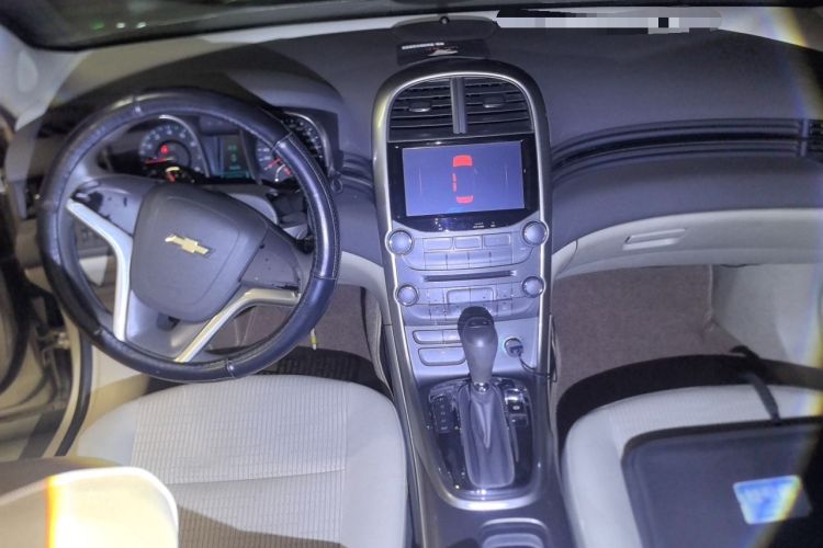 Used Chevrolet Malibu 2014 2.0L Automatic Comfort Edition Center Console