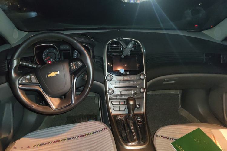 Used Chevrolet Malibu 2014 2.0L Automatic Luxury Edition Center Console