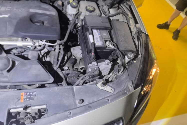 Used Chevrolet Malibu 2014 2.0L Automatic Comfort Edition Engine Bay Left