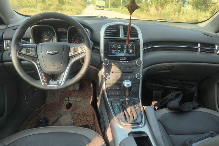 Used Chevrolet Malibu 2014 2.0L Automatic Luxury Edition Interior 2