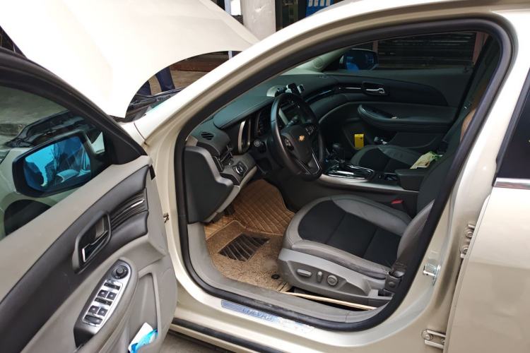 Used Chevrolet Malibu 2014 2.4L Automatic Luxury Edition Interior 3