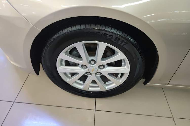 Used Chevrolet Malibu 2014 2.0L Automatic Luxury Edition Left Front Wheel Hub