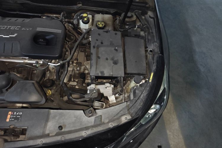 Used Chevrolet Malibu 2016 2.0L Automatic Luxury Edition Engine Bay Left