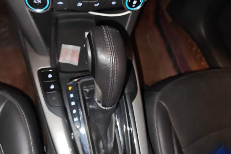Used Chevrolet Malibu 2016 2.0L Automatic Luxury Edition Gear Lever