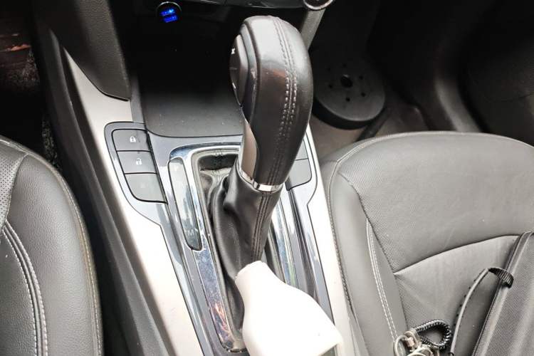 Used Chevrolet Malibu 2016 2.0L Automatic Luxury Edition Gear Lever