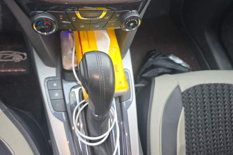 Used Chevrolet Malibu 2016 2.0L Automatic Luxury Edition Gear Lever