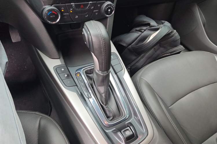 Used Chevrolet Malibu 2016 2.0L Automatic Luxury Edition Gear Lever