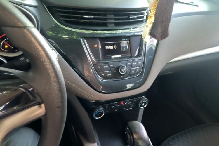Used Chevrolet Malibu 2016 2.0L Automatic Comfort Edition Audio And AC Panel