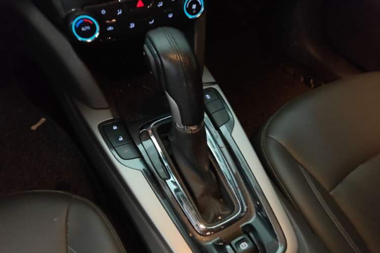Used Chevrolet Malibu 2016 2.0L Automatic Luxury Edition Gear Lever
