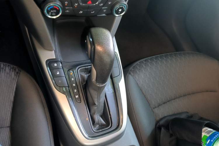 Used Chevrolet Malibu 2016 2.0L Automatic Comfort Edition Gear Lever