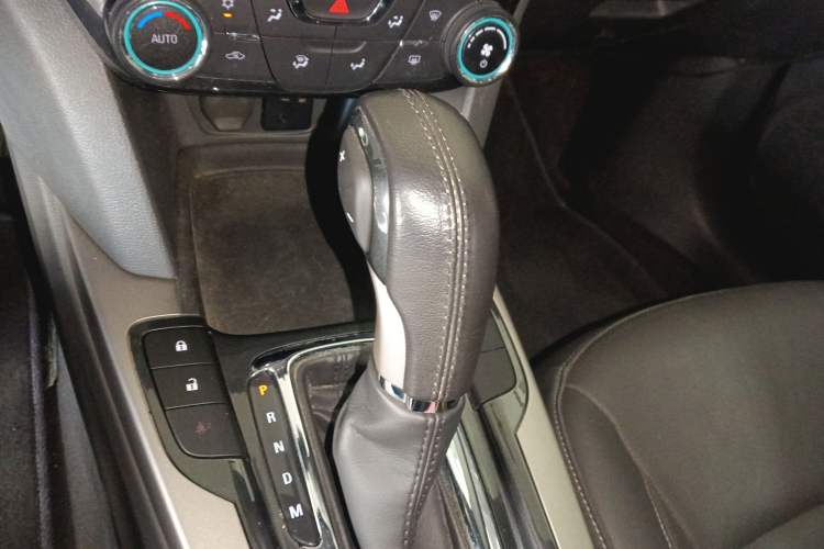 Used Chevrolet Malibu 2016 2.0L Automatic Luxury Edition Gear Lever