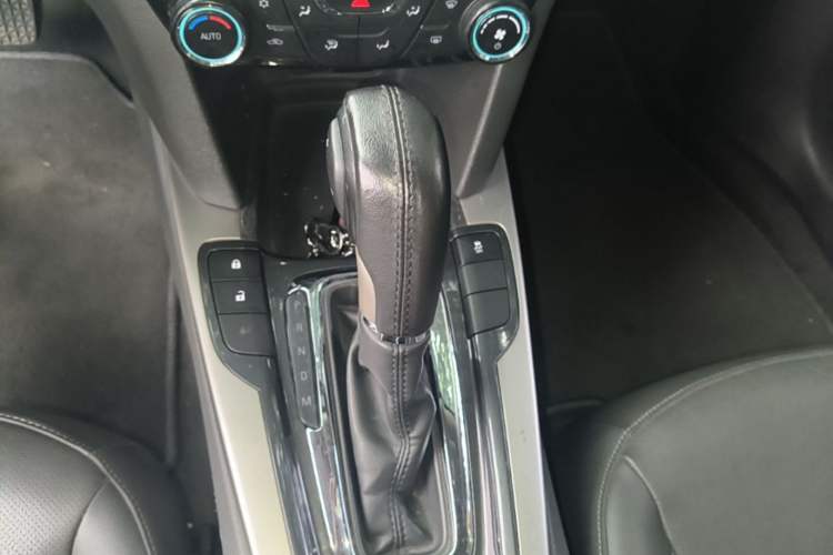 Used Chevrolet Malibu 2016 2.0L Automatic Luxury Edition Gear Lever