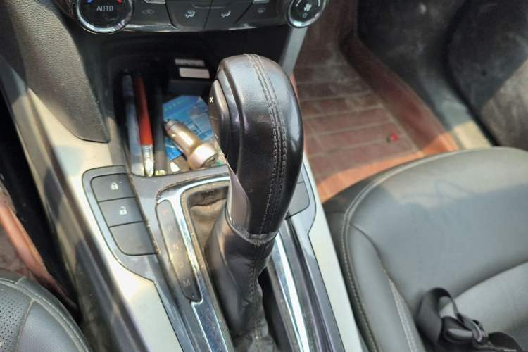 Used Chevrolet Malibu 2016 2.0L Automatic Luxury Edition Gear Lever