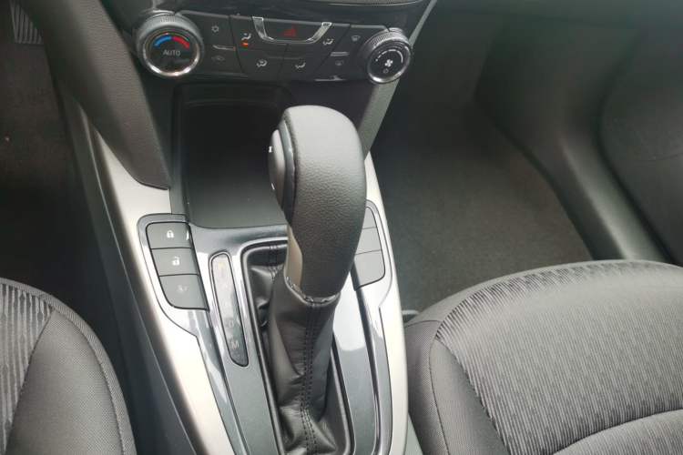 Used Chevrolet Malibu 2016 2.0L Automatic Comfort Edition Gear Lever