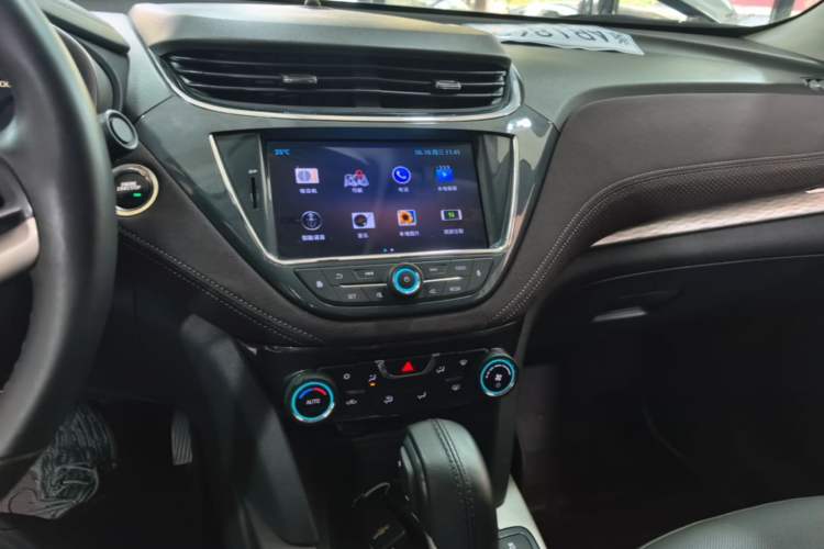 Used Chevrolet Malibu 2016 2.0L Automatic Luxury Edition Audio And AC Panel