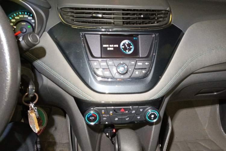 Used Chevrolet Malibu 2016 1.6T Automatic Comfort Edition Audio And AC Panel