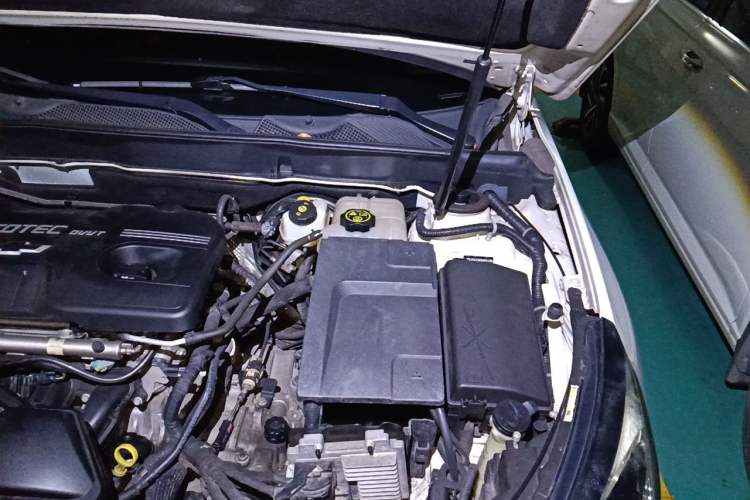 Used Chevrolet Malibu 2016 2.0L Automatic Luxury Edition Engine Bay Left
