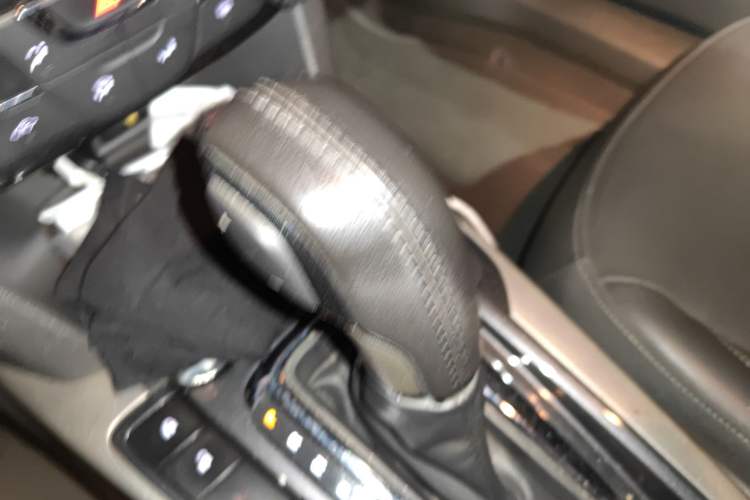Used Chevrolet Malibu 2016 2.0L Automatic Luxury Edition Gear Lever
