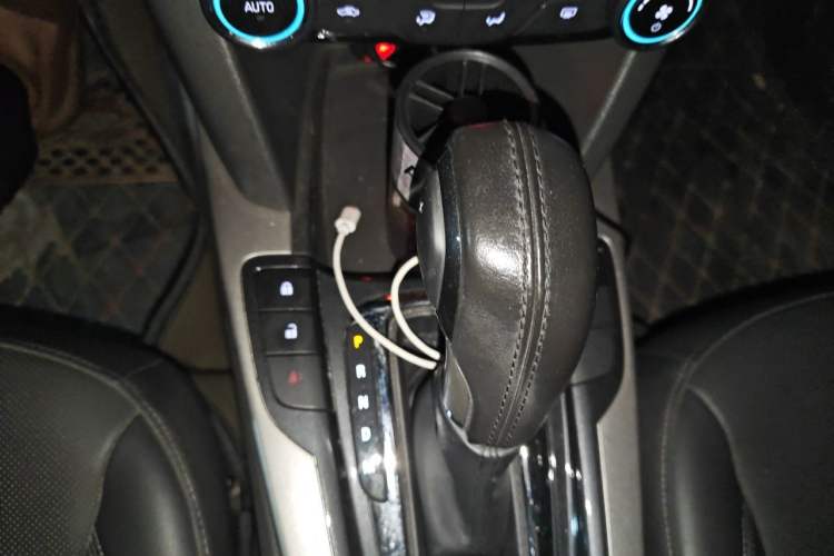 Used Chevrolet Malibu 2016 2.0L Automatic Luxury Edition Gear Lever