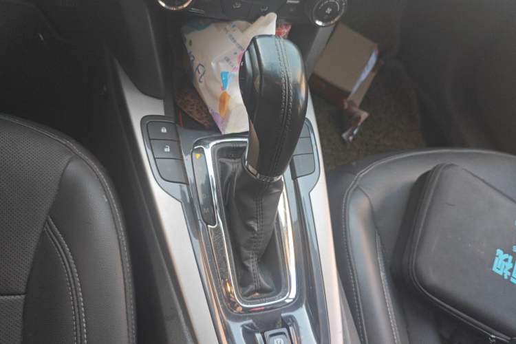 Used Chevrolet Malibu 2016 2.0L Automatic Luxury Edition Gear Lever
