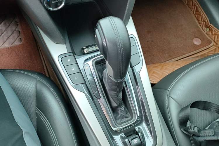 Used Chevrolet Malibu 2016 2.0L Automatic Luxury Edition Gear Lever