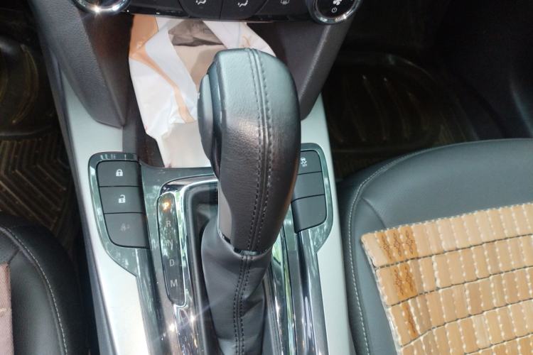 Used Chevrolet Malibu 2016 2.0L Automatic Luxury Edition Gear Lever