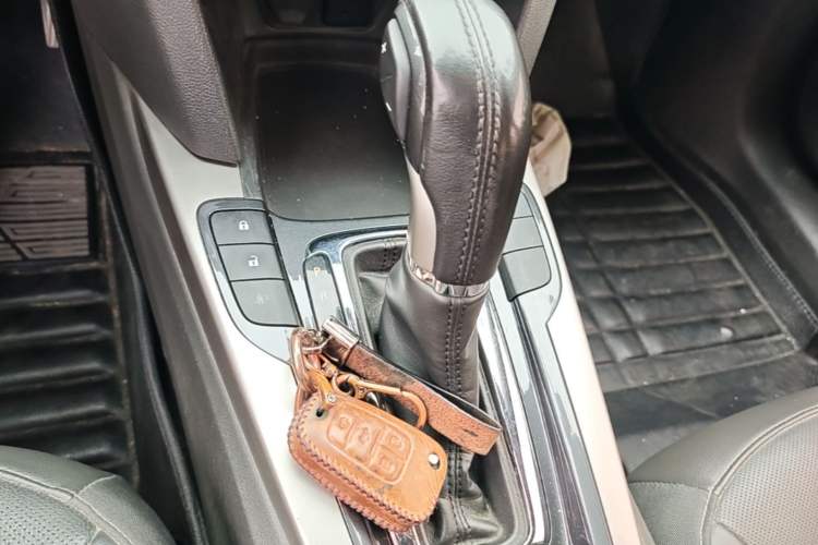 Used Chevrolet Malibu 2016 2.0L Automatic Luxury Edition Gear Lever
