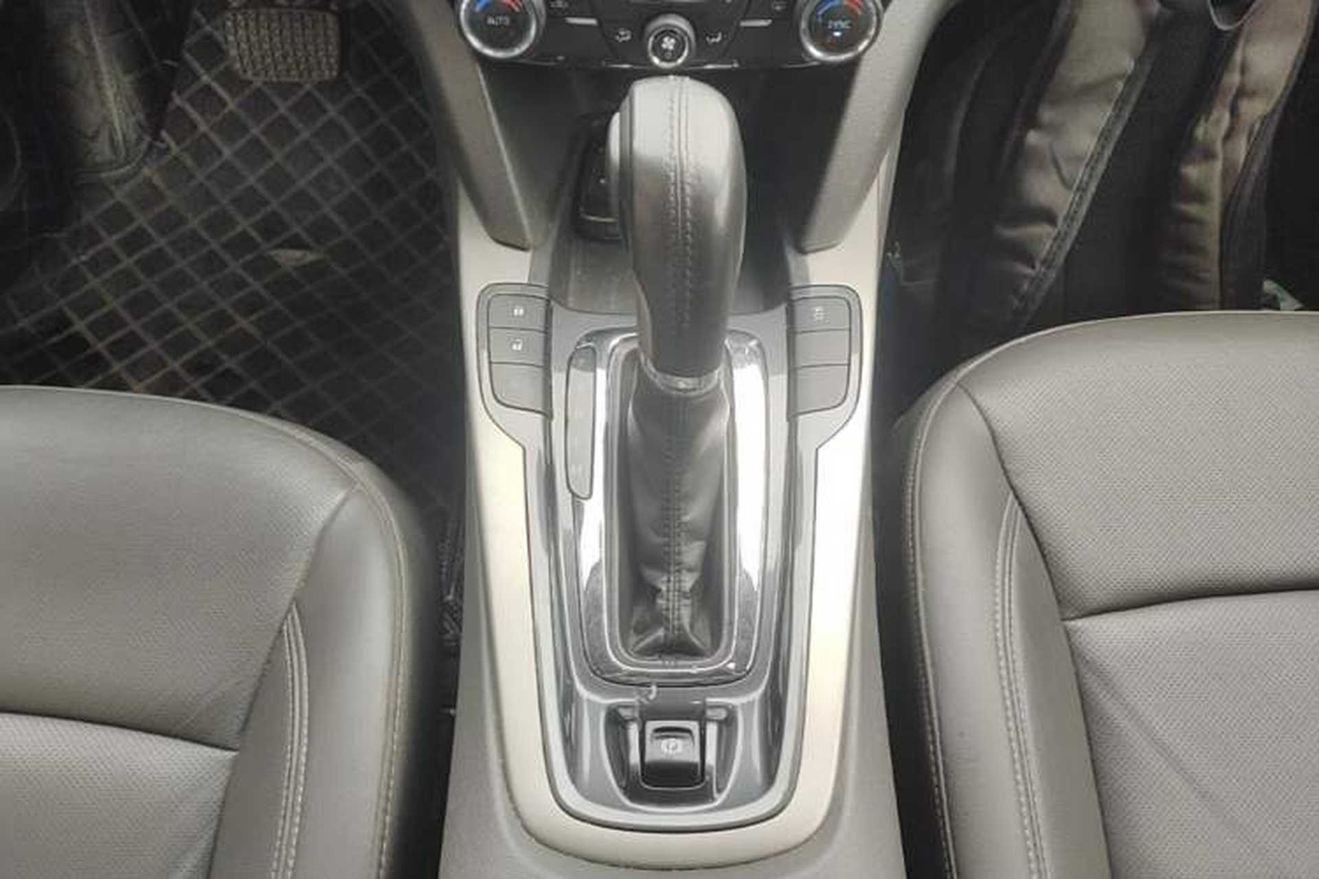 Used Chevrolet Malibu 2016 1.6T Automatic Luxury Edition Gear Lever