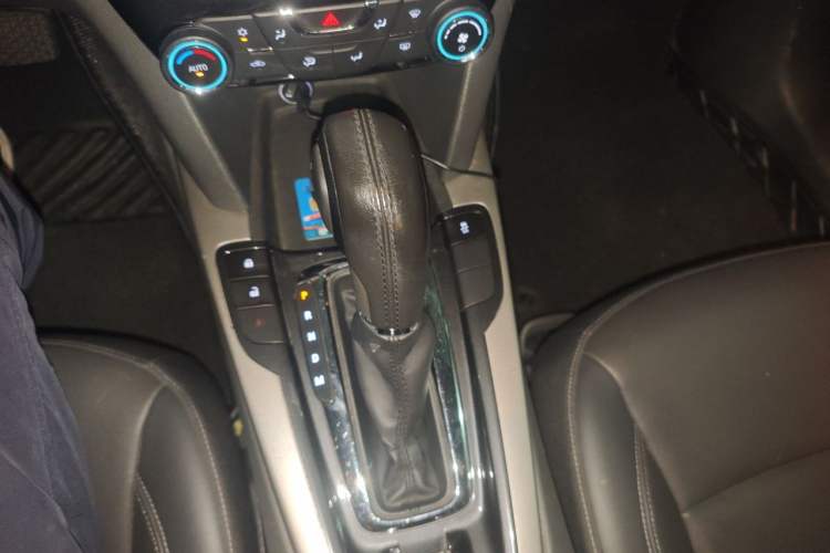 Used Chevrolet Malibu 2016 2.0L Automatic Luxury Edition Gear Lever