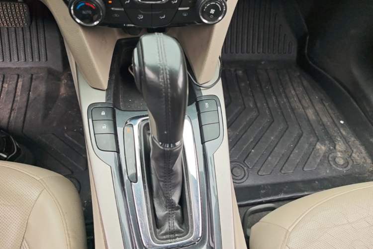 Used Chevrolet Malibu 2016 2.0L Automatic Luxury Edition Gear Lever