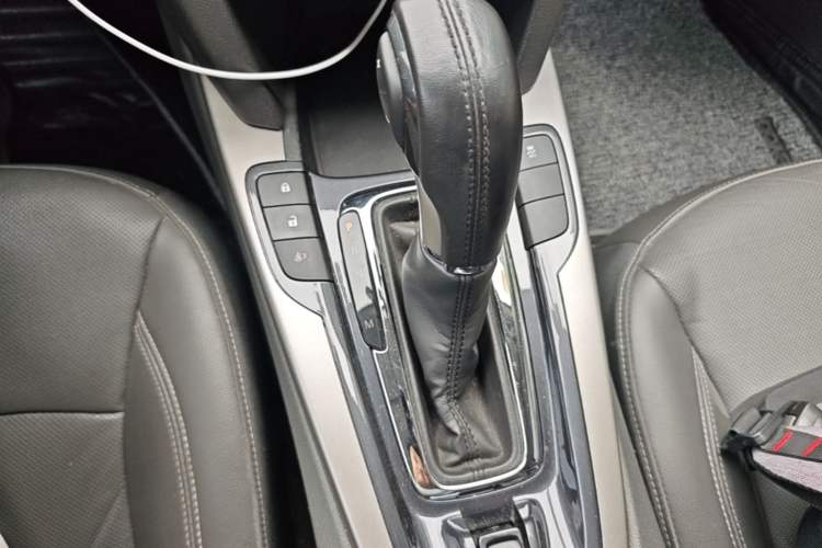 Used Chevrolet Malibu 2016 2.0L Automatic Luxury Edition Gear Lever