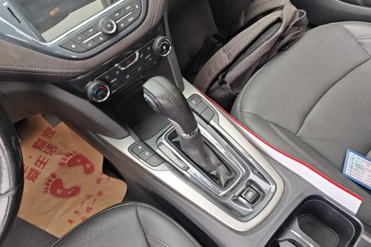 Used Chevrolet Malibu 2016 2.0L Automatic Luxury Edition Gear Lever
