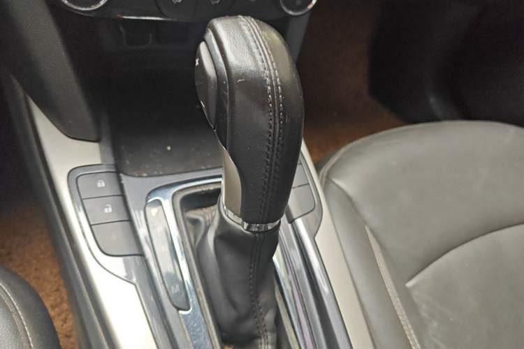 Used Chevrolet Malibu 2016 2.0L Automatic Luxury Edition Gear Lever