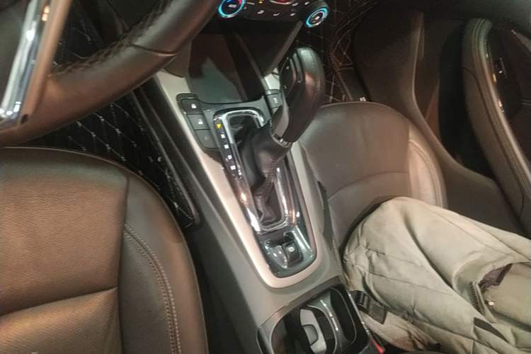 Used Chevrolet Malibu 2016 2.0L Automatic Luxury Edition Gear Lever