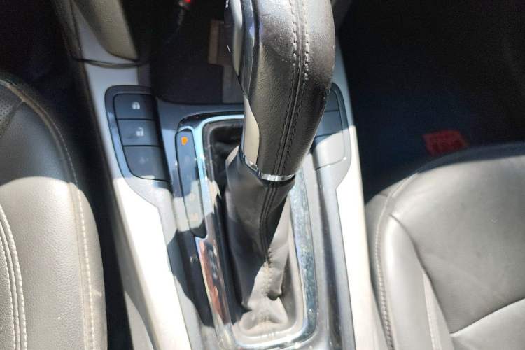 Used Chevrolet Malibu 2016 2.0L Automatic Luxury Edition Gear Lever