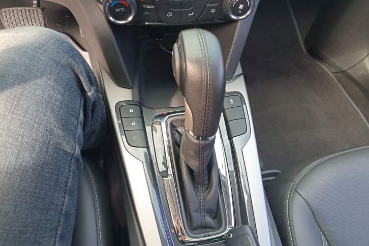 Used Chevrolet Malibu 2016 2.0L Automatic Luxury Edition Gear Lever