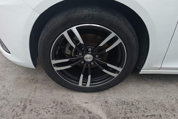 Used Chevrolet Malibu 2016 2.0L Automatic Luxury Edition Left Front Wheel Hub
