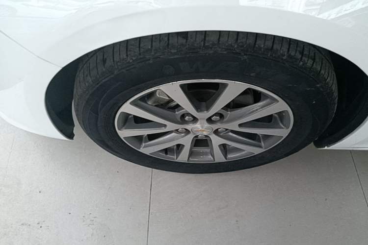 Used Chevrolet Malibu 2016 2.0L Automatic Luxury Edition Left Front Wheel Hub