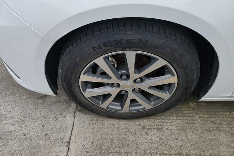 Used Chevrolet Malibu 2016 2.0L Automatic Luxury Edition Left Front Wheel Hub