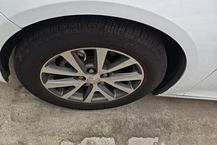 Used Chevrolet Malibu 2016 2.0L Automatic Luxury Edition Left Front Wheel Hub
