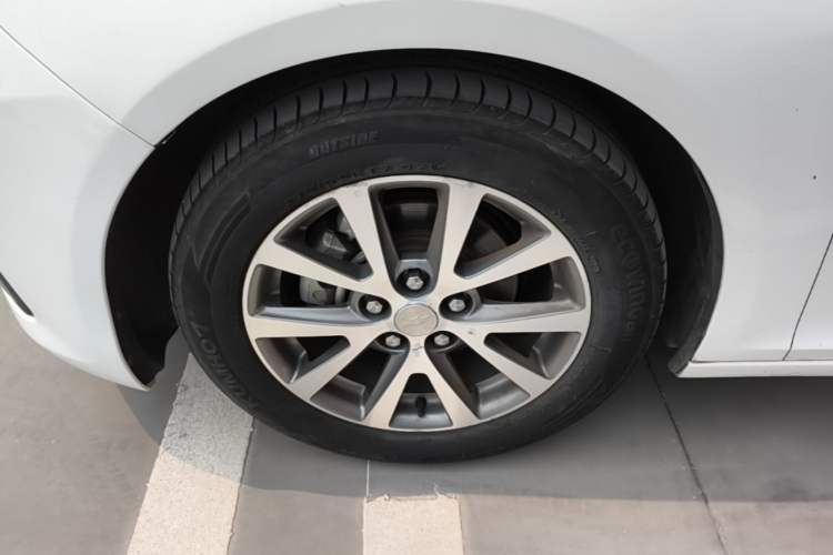 Used Chevrolet Malibu 2016 2.0L Automatic Luxury Edition Left Front Wheel Hub