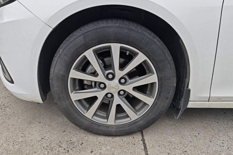 Used Chevrolet Malibu 2016 2.0L Automatic Luxury Edition Left Front Wheel Hub