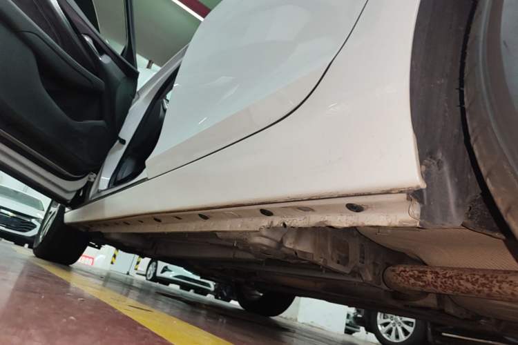 Used Chevrolet Malibu 2016 2.4L Automatic Luxury Edition Left Side Sill