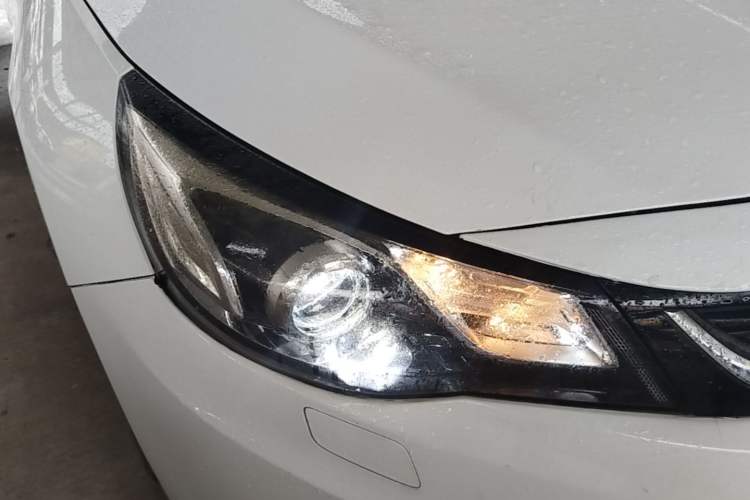 Used Chevrolet Malibu 2016 2.0L Automatic Luxury Edition Right Front Headlight