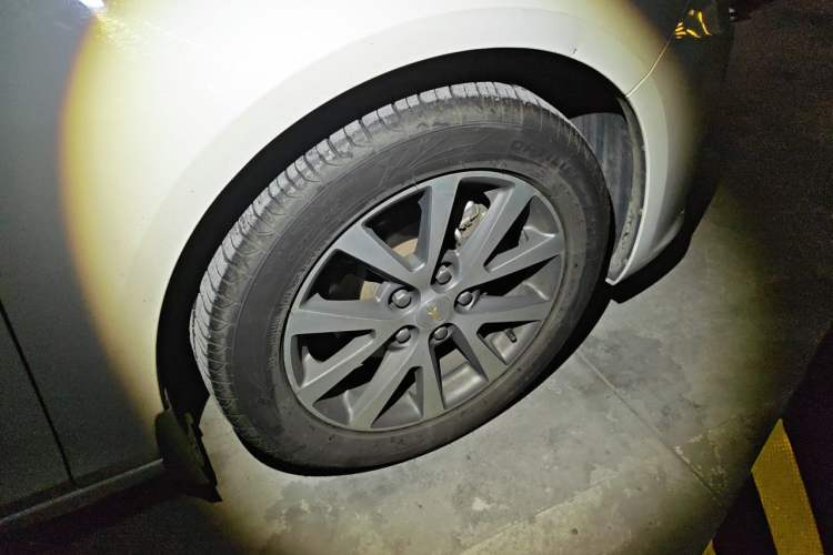 Used Chevrolet Malibu 2016 2.0L Automatic Luxury Edition Right Front Wheel Hub