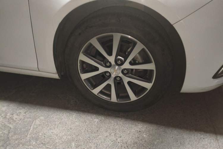 Used Chevrolet Malibu 2016 2.4L Automatic Luxury Edition Right Front Wheel Hub