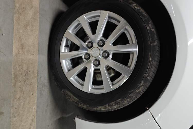 Used Chevrolet Malibu 2016 2.0L Automatic Luxury Edition Right Front Wheel Hub