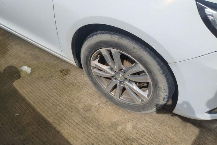 Used Chevrolet Malibu 2016 1.6T Automatic Luxury Edition Right Front Wheel Hub